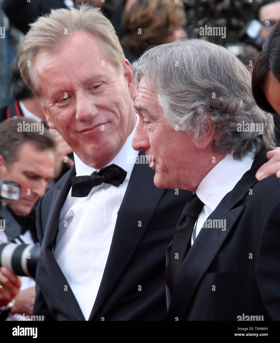 James Woods (L) et Robert De Niro arrivent sur le tapis rouge avant la projection du film 'Madagascar 3 : Europe's Most Wanted' au cours de la 65e Festival International du Film de Cannes à Cannes, France le 18 mai 2012. UPI/David Silpa Banque D'Images