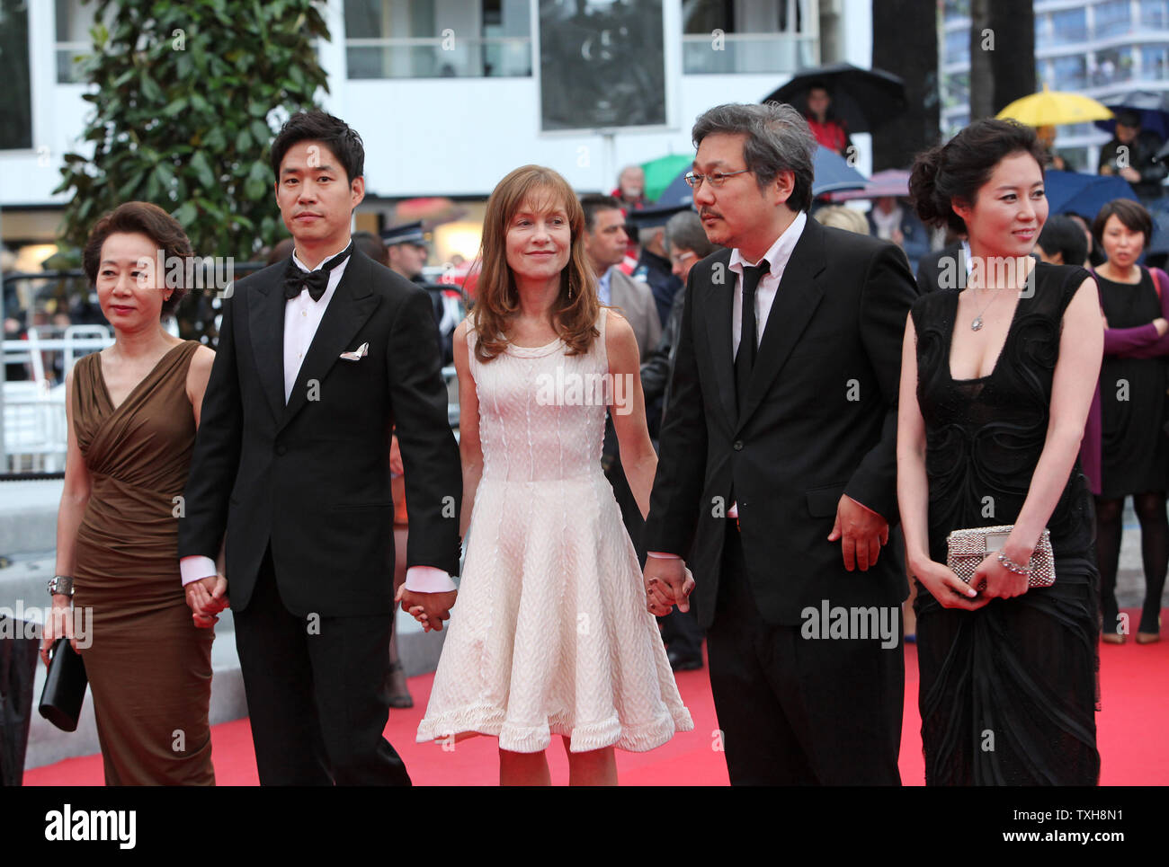 (De G à D) Youn Yuh-jung, Yu Jun-Sang, Isabelle Huppert, directeur Hong Sang-soo et Moon So-ri arrivent sur le tapis rouge avant la projection du film 'Da-Na-Ra Reun-E-Suh (dans un autre pays) lors de la 65e Festival International du Film de Cannes à Cannes, France le 21 mai 2012. UPI/David Silpa Banque D'Images