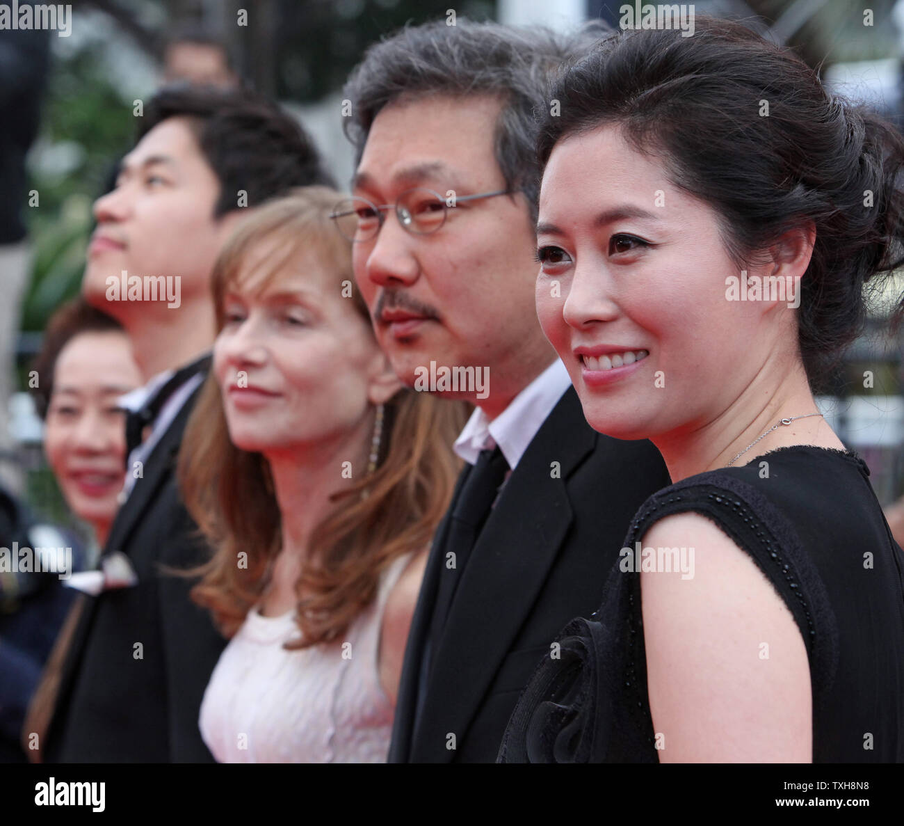 (De R À L) Lune soi-ri, directeur Sang-soo Hong, Isabelle Huppert, Yu Jun-Sang et Youn Yuh-jung arrivent sur le tapis rouge avant la projection du film 'Da-Na-Ra Reun-E-Suh (dans un autre pays) lors de la 65e Festival International du Film de Cannes à Cannes, France le 21 mai 2012. UPI/David Silpa Banque D'Images