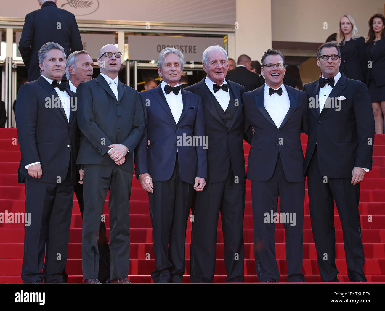 (De G à D) Scott Thorson, Steven Soderbergh, Michael Douglas, Jerry Weintraub, Matt Damon et Richard LaGravenese arrivent sur les marches du Palais des Festivals avant la projection du film 'derrière le candélabre' lors de la 66e Festival annuel International du Film de Cannes à Cannes, France le 21 mai 2013. UPI/David Silpa Banque D'Images