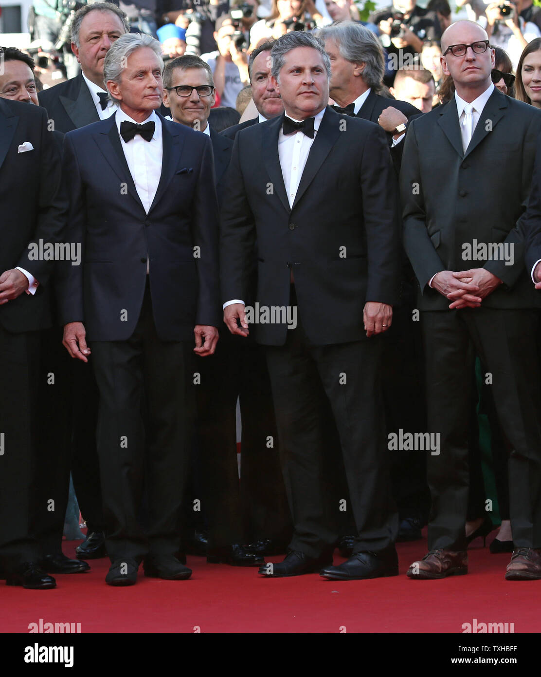 Michael Douglas (L), Scott Thorson (C) et Steven Soderbergh arrivent sur le tapis rouge avant la projection du film 'derrière le candélabre' lors de la 66e Festival annuel International du Film de Cannes à Cannes, France le 21 mai 2013. UPI/David Silpa Banque D'Images