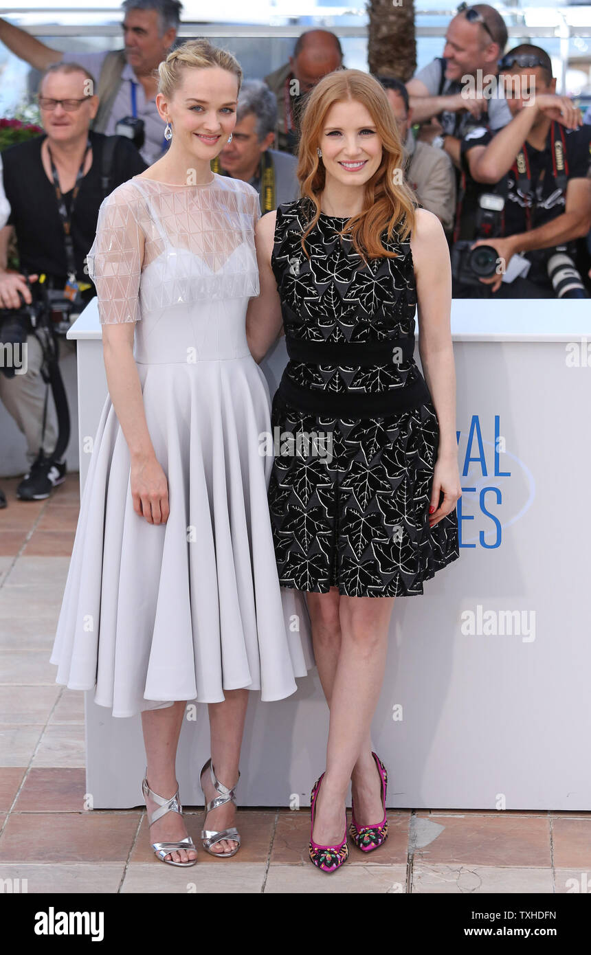 Jess Isabelle Zerrouk Bureau (L) et Jessica Chastain arrivent à être pris en photo pour le film 'La disparition d'Eleanor Rigby" lors de la 67 e assemblée annuelle du Festival International du Film de Cannes à Cannes, France le 18 mai 2014. UPI/David Silpa Banque D'Images