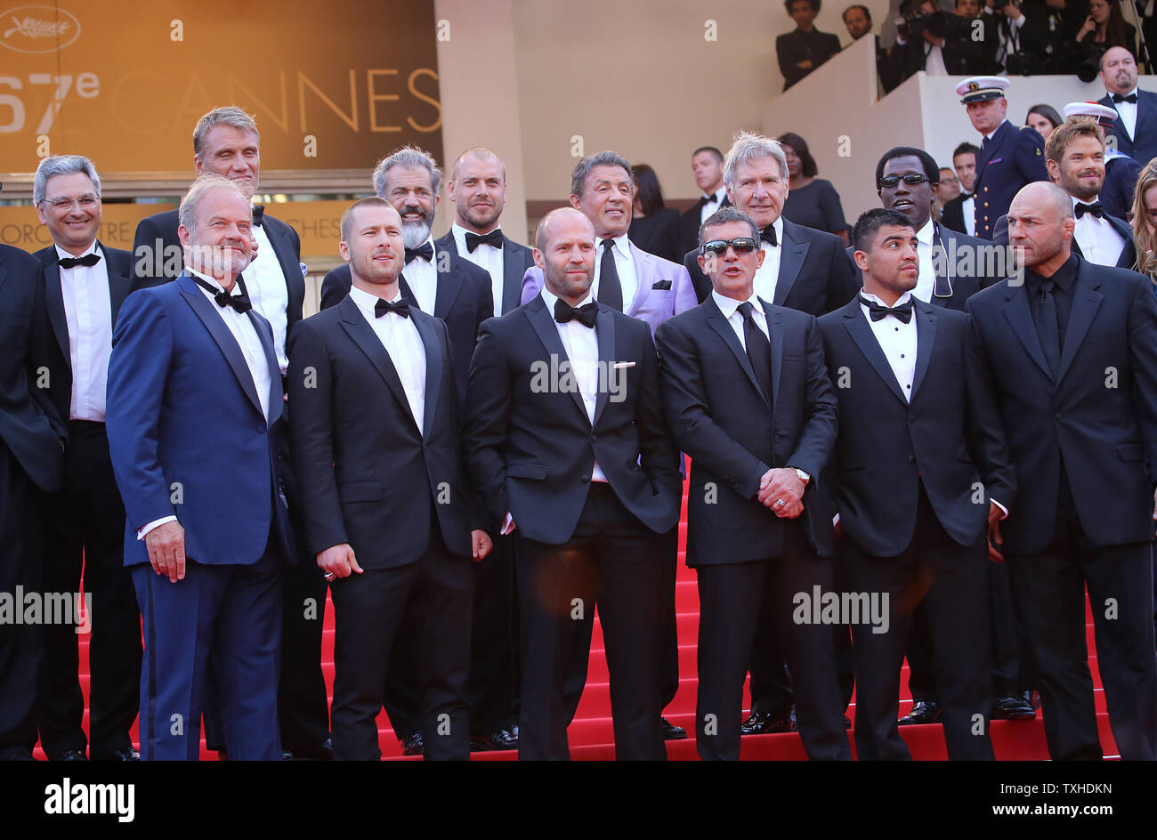 L'équipe du film 'The Expendables 3' y compris Glen Powell, Kelsey Grammer, Dolph Lundgren, Harrison Ford, Patrick Hughes, Antonio Banderas, Randy Couture, Victor Ortiz, Mel Gibson, Jason Statham, Sylvester Stallone, Ronda Rousey, Wesley Snipes, Kellan Lutz, et Avi Lerner arrivent sur les marches du Palais des Festivals avant la projection du film lors de la 67e assemblée annuelle du Festival International du Film de Cannes à Cannes, France le 18 mai 2014. UPI/David Silpa Banque D'Images