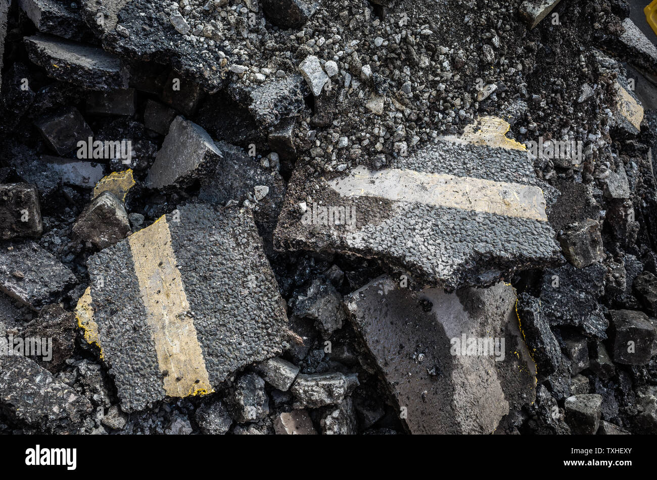 Broken route asphaltée affichent des lignes jaunes. Banque D'Images