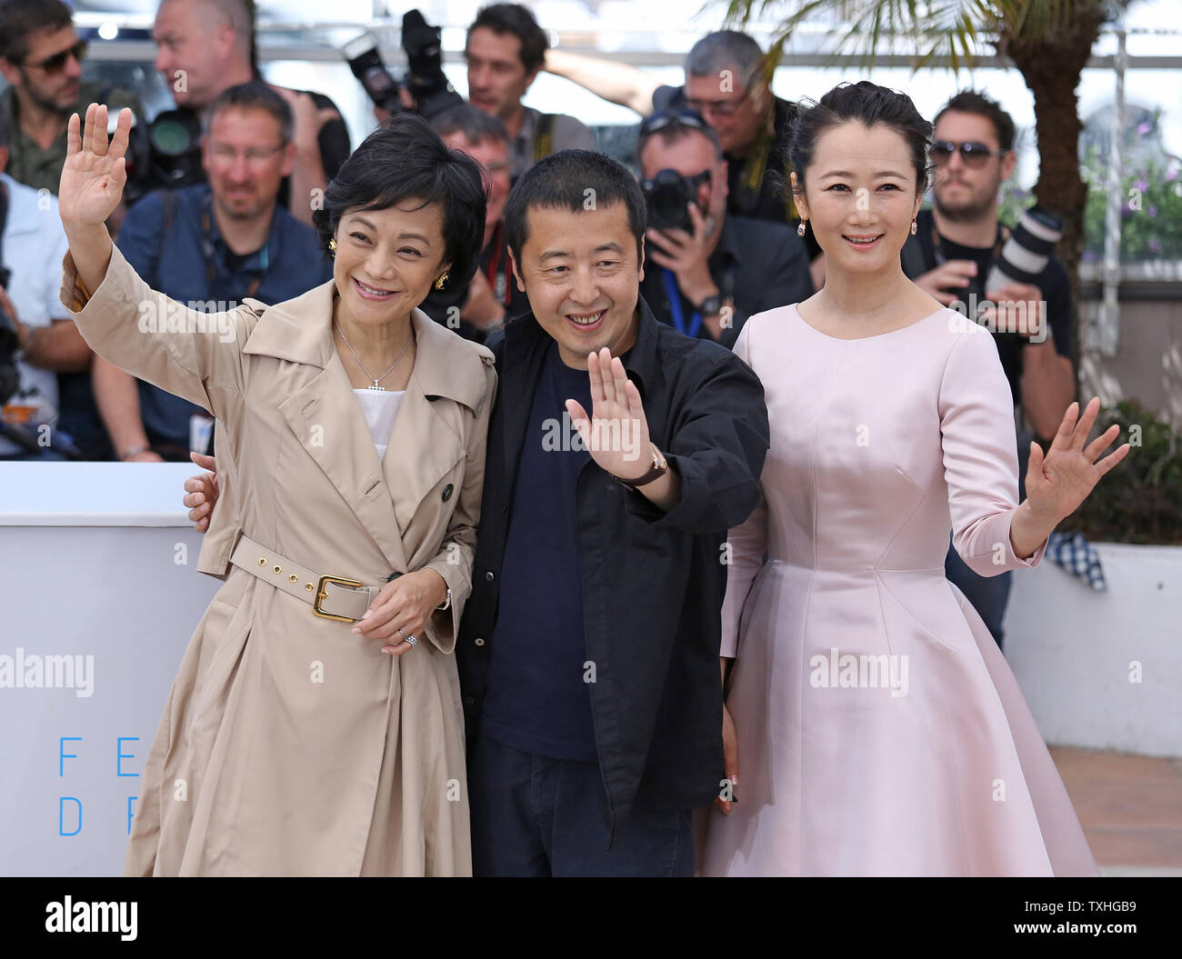 Sylvia Chang (L), Jia Zhang-Ke (C) et le Tao Zhao arrivent à un photocall pour le film 'Shan Il Ren Gu (montagnes peuvent s'écarter)' lors de la 68ème Festival International du Film de Cannes annuel à Cannes, France le 20 mai 2015. Photo de David Silpa/UPI Banque D'Images