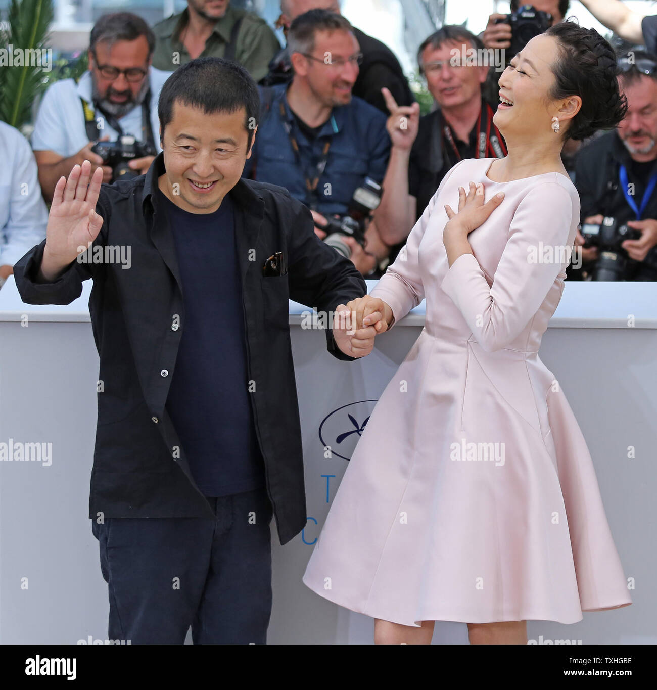 Jia Zhang-Ke (L) et Tao Zhao arrivent à un photocall pour le film 'Shan Il Ren Gu (montagnes peuvent s'écarter)' lors de la 68ème Festival International du Film de Cannes annuel à Cannes, France le 20 mai 2015. Photo de David Silpa/UPI Banque D'Images