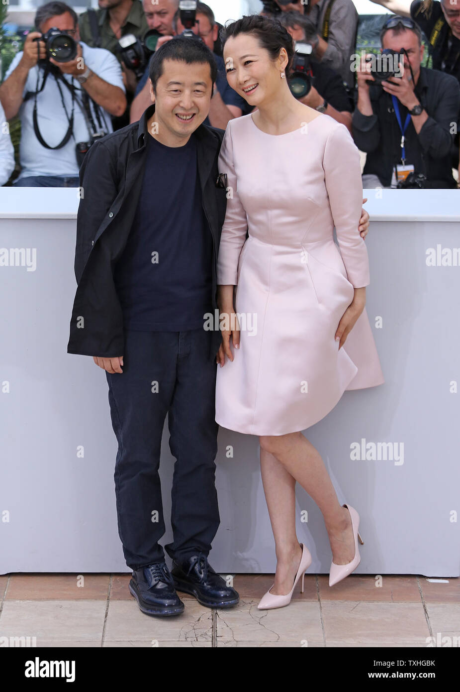 Jia Zhang-Ke (L) et Tao Zhao arrivent à un photocall pour le film 'Shan Il Ren Gu (montagnes peuvent s'écarter)' lors de la 68ème Festival International du Film de Cannes annuel à Cannes, France le 20 mai 2015. Photo de David Silpa/UPI Banque D'Images