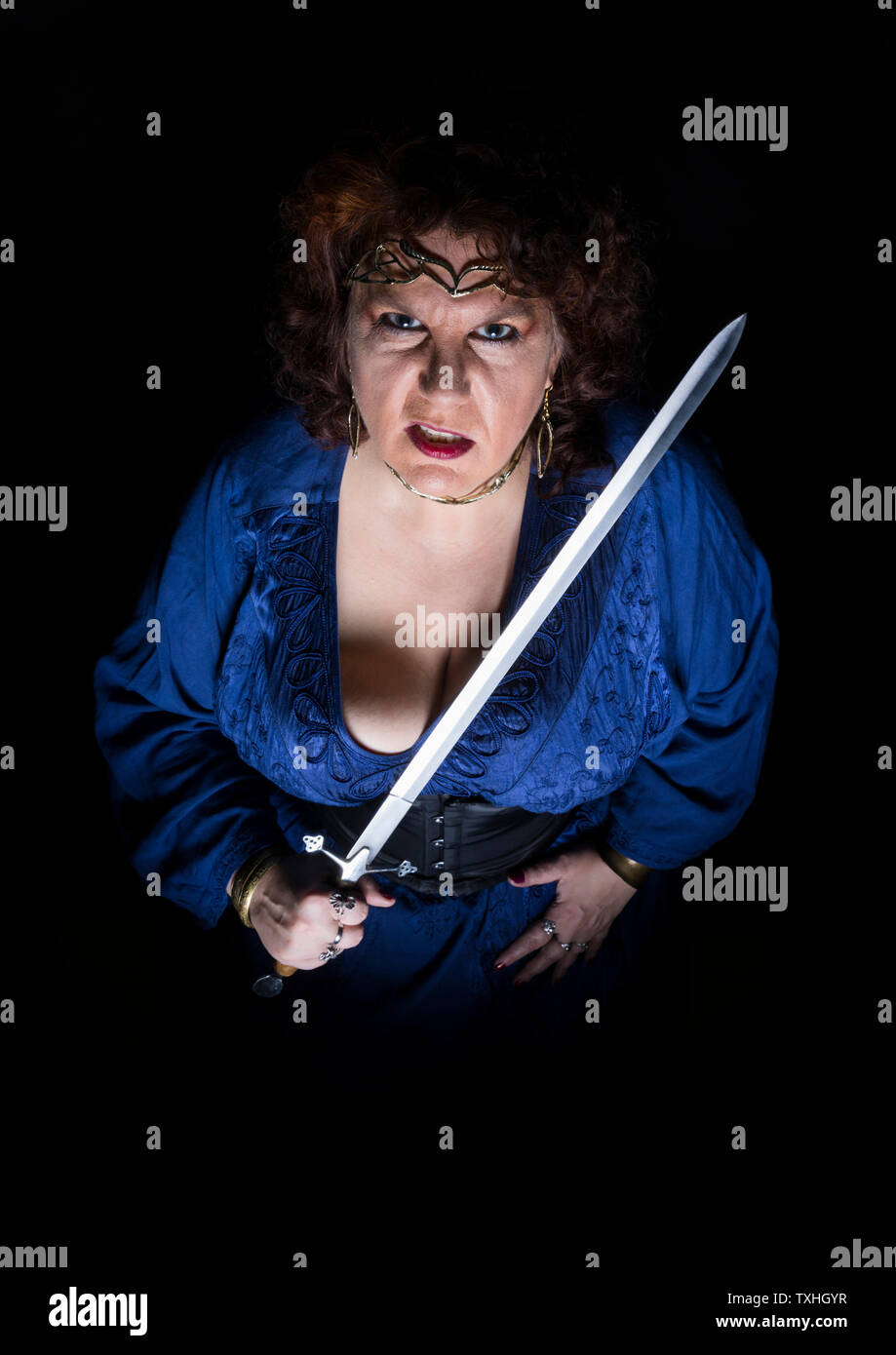 Femme tenant une épée Banque D'Images