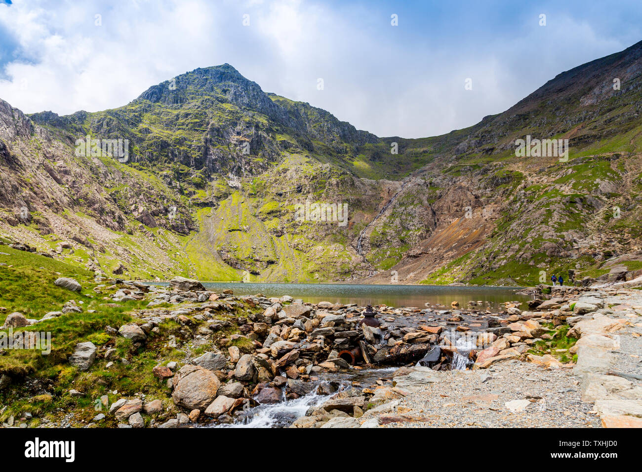 La face est de Snowdon (3,560ft) et Glaslyn lake comme vu de la piste des mineurs, Parc National de Snowdonia, Gwynedd, Pays de Galles, Royaume-Uni Banque D'Images