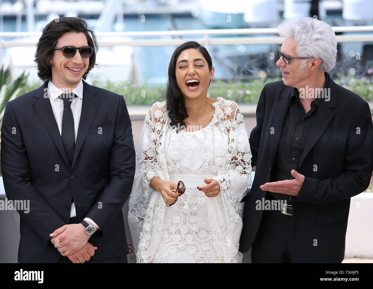 Adam Driver (L), Golshifteh Farahani (C) et Jim Jarmusch arrivent à un photocall pour le film "Paterson" lors de la 69 e assemblée annuelle du Festival International du Film de Cannes à Cannes, France, le 16 mai 2016. Photo de David Silpa/UPI Banque D'Images