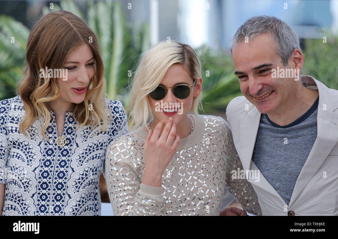 Sigrid Bouaziz (L), Kristen Stewart (C) et Olivier Assayas arrivent à un  photocall pour le film 'Personal Shopper' lors de la 69 e assemblée  annuelle du Festival International du Film de Cannes