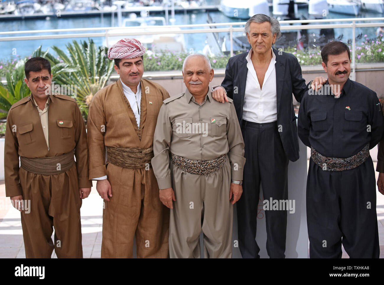 Bernard-Henri Levy (2-R) et les membres de l'Pershmega y compris le général  Barzani Sabir Serwan (2-L) et le Lieutenant-général Mustafa Ali Jaafar (C),  arriver à un photocall pour le film "peshmerga" lors