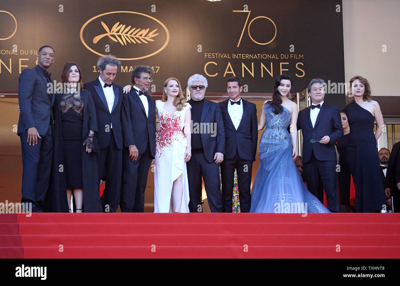 (De G à D) membres du jury Will Smith, Agnes Jaoui, Paolo Sorrentino, Gabriel Yared, Jessica Chastain, président du jury Pedro Almodovar, maire de Cannes, David Lisnard, Fan Bingbing, Park Chan-wook et Maren Ade arrivent sur le tapis rouge avant la cérémonie de clôture de la 70e assemblée annuelle du Festival International du Film de Cannes à Cannes, France le 28 mai 2017. Photo de David Silpa/UPI Banque D'Images