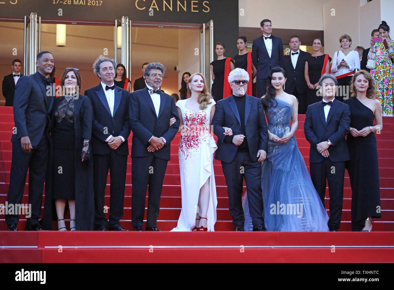 (De G à D) membres du jury Will Smith, Agnes Jaoui, Paolo Sorrentino, Gabriel Yared, Jessica Chastain, président du jury Pedro Almodovar, maire de Cannes, David Lisnard, Fan Bingbing, Park Chan-wook et Maren Ade arrivent sur le tapis rouge avant la cérémonie de clôture de la 70e assemblée annuelle du Festival International du Film de Cannes à Cannes, France le 28 mai 2017. Photo de David Silpa/UPI Banque D'Images