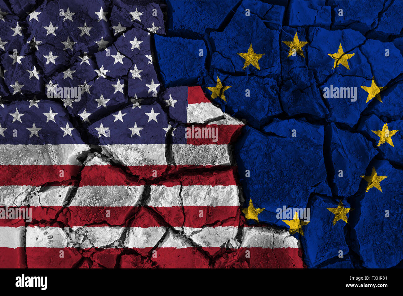 Guerre commerciale entre les États-Unis d'Amérique et l'Europe . drapeau sur fond mur fissuré . Concept de crise et conflit . Banque D'Images
