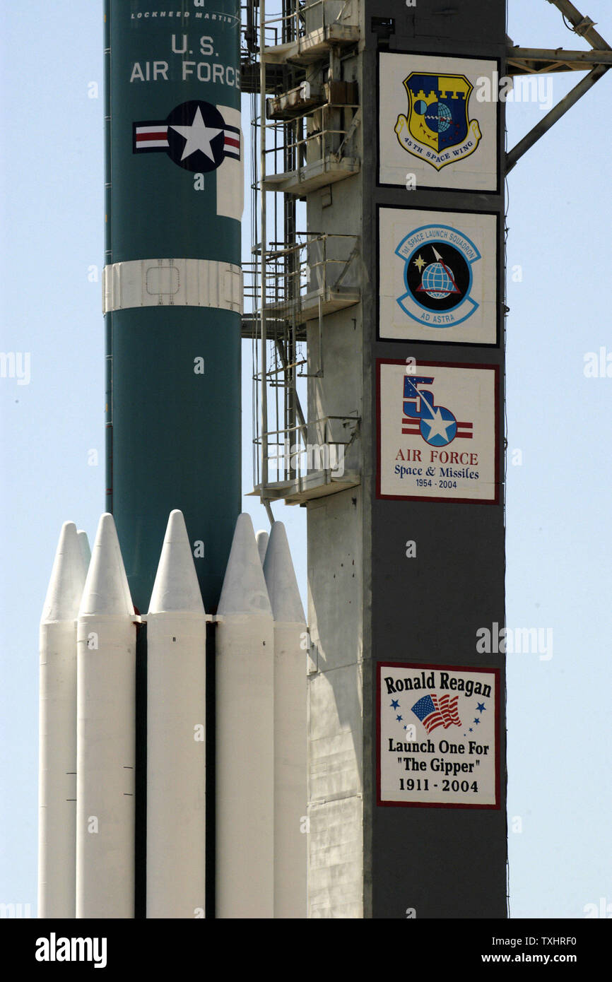 D'une fusée Delta II est réglé pour lancer à 7:10 PM le 19 juin 204 à partir de la base aérienne de Cap Canaveral en Floride. L'US Air Force 45th Space Wing a dédié ce lancement à la mémoire de l'ancien Président Ronald Reagan qui a joué un rôle important dans l'élaboration du programme spatial de l'armée américaine. (Photo d'UPI / Marino/Cantrell) Banque D'Images