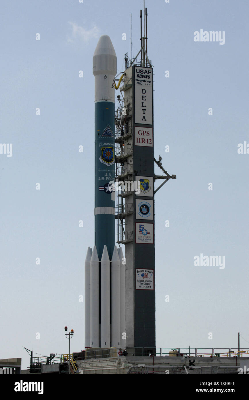 Une fusée Delta II de Boeing qui était prévue pour le lancement de la tablette se trouve à Cape Canaveral le 19 juin 2004. Le lancement a été reporté en raison d'orages violents qui ont poussé leur chemin à travers la base aérienne de Cap Canaveral, quelques heures avant l'heure prévue de décollage. La fusée Delta est un véhicule de lancement non récupérable qui fournit les services de lancement pour les secteurs militaire et civil depuis le premier lancement du véhicule de Thor en 1957. Ce lancement va remplacer la deuxième de trois satellites GPS en 2004. Il y a actuellement 28 satellites GPS en orbite autour de la terre. (Photo d'UPI / Ma Banque D'Images Une fusée Delta II de Boeing qui était prévue pour le lancement de la tablette se trouve à Cape Canaveral le 19 juin 2004. Le lancement a été reporté en raison d'orages violents qui ont poussé leur chemin à travers la base aérienne de Cap Canaveral, quelques heures avant l'heure prévue de décollage. La fusée Delta est un véhicule de lancement non récupérable qui fournit les services de lancement pour les secteurs militaire et civil depuis le premier lancement du véhicule de Thor en 1957. Ce lancement va remplacer la deuxième de trois satellites GPS en 2004. Il y a actuellement 28 satellites GPS en orbite autour de la terre. (Photo d'UPI / Ma Banque D'Images