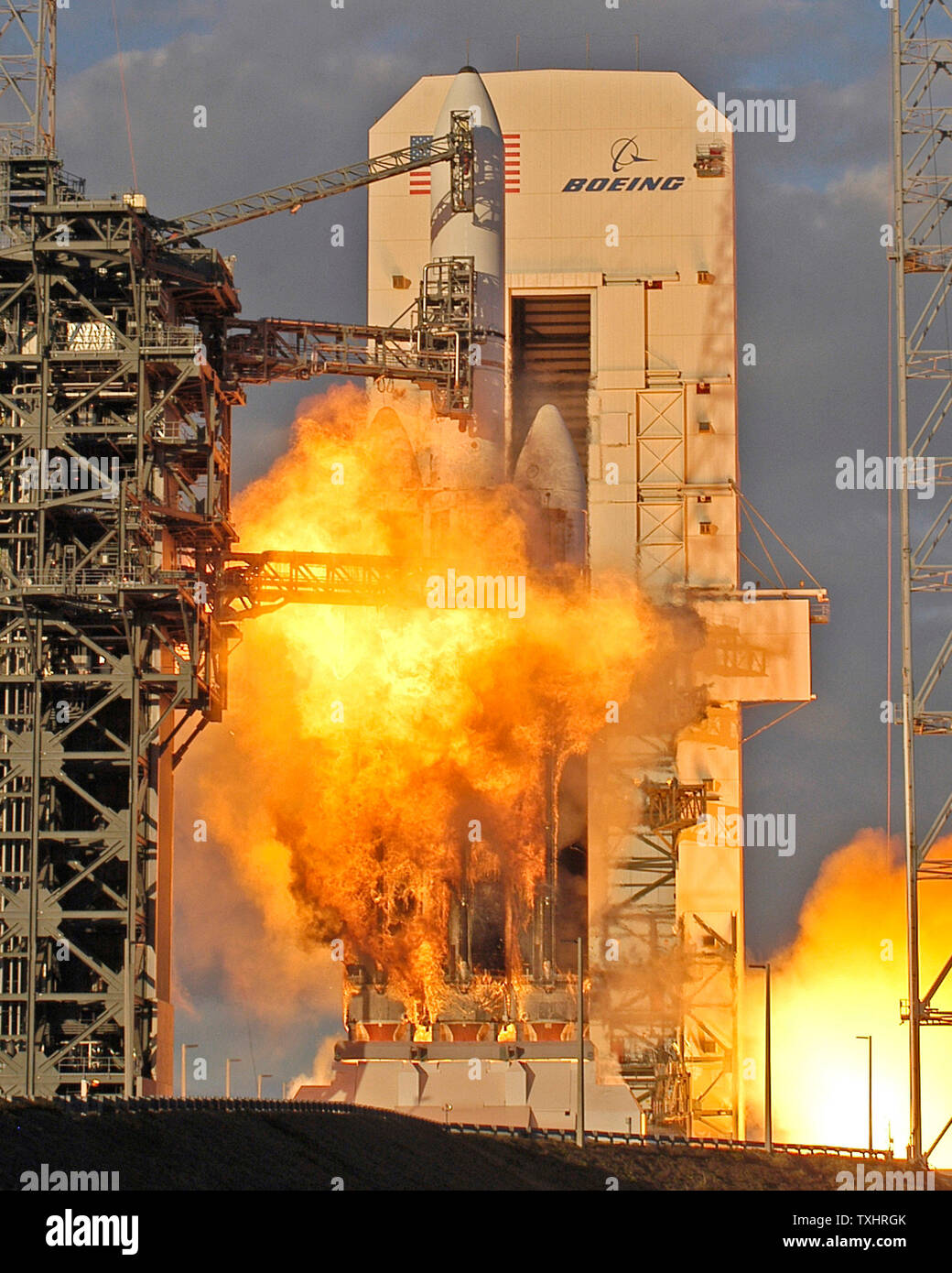 Le Déc 21, 2004 at 4:50PM EST le Boeing Delta IV 'Lourd' décolle pour son premier vol de l'espace complexe de lancement 37B à la base aérienne de Cap Canaveral. À l'allumage du moteur, les trois boosters de base commun alimenté liquide propulsé par Rocketdyne RS-68 créer une boule de moteurs de l'extension de près de deux tiers de la hauteur du pied de hauteur 232,6 fusée. Au niveau de la mer, les trois moteurs combinés créer environ deux millions de livres de poussée qui en font le plus puissant d'usure rocket aux États-Unis. La mission d'aujourd'hui, transporter une charge utile de démonstration permettra de valider l'rocket's heavy lift Banque D'Images