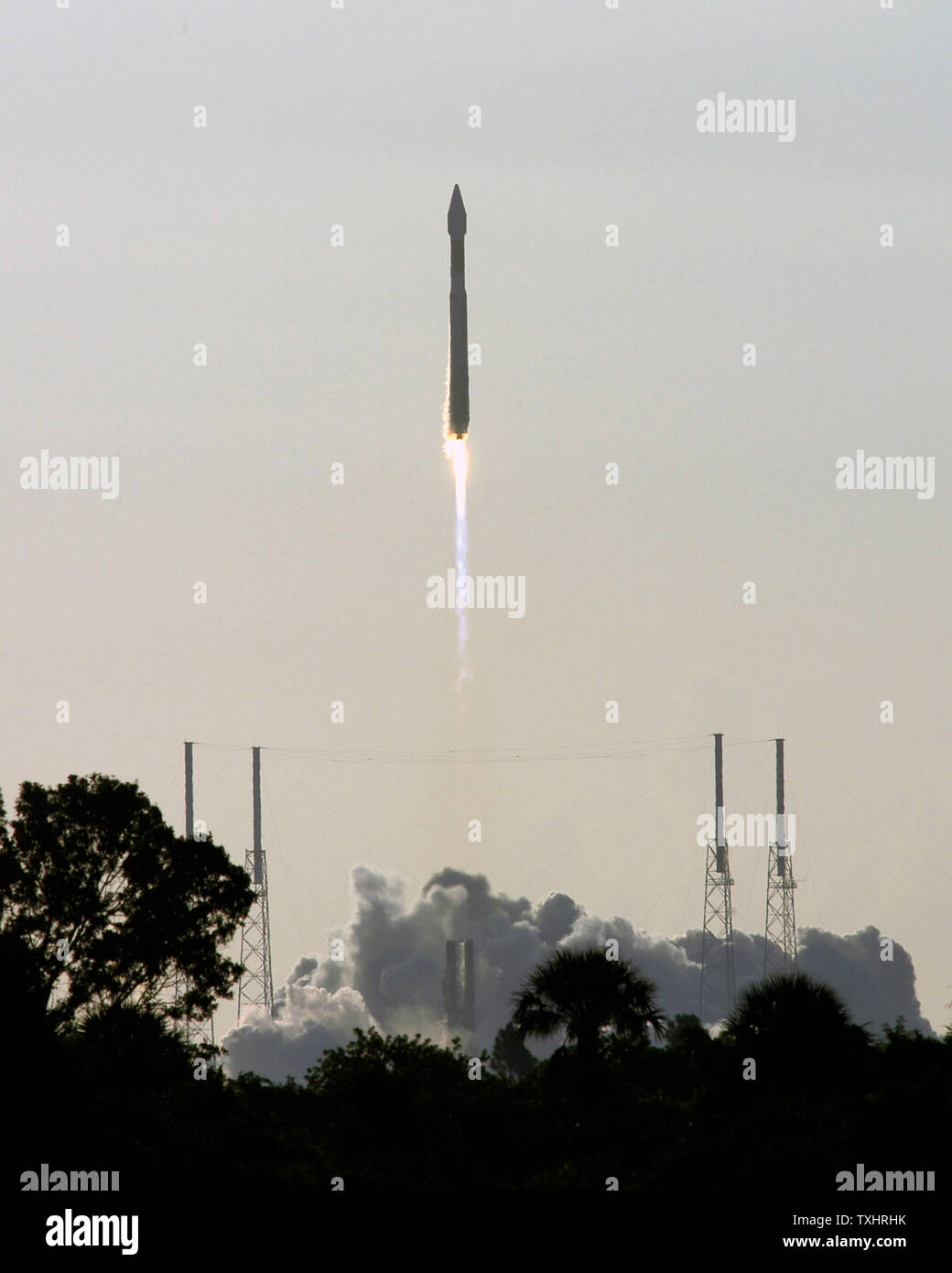 Une fusée Atlas V de Lockheed Martin lance à partir de la base aérienne de Cap Canaveral le Août 12, 2005, Mars Reconnaissance Orbiter de la NASA Satellite. L'orbiteur va prendre des images très détaillées de la surface de Mars après un voyage de sept mois à la Planète rouge. (UPI) Photo-Roger Scruggs Banque D'Images