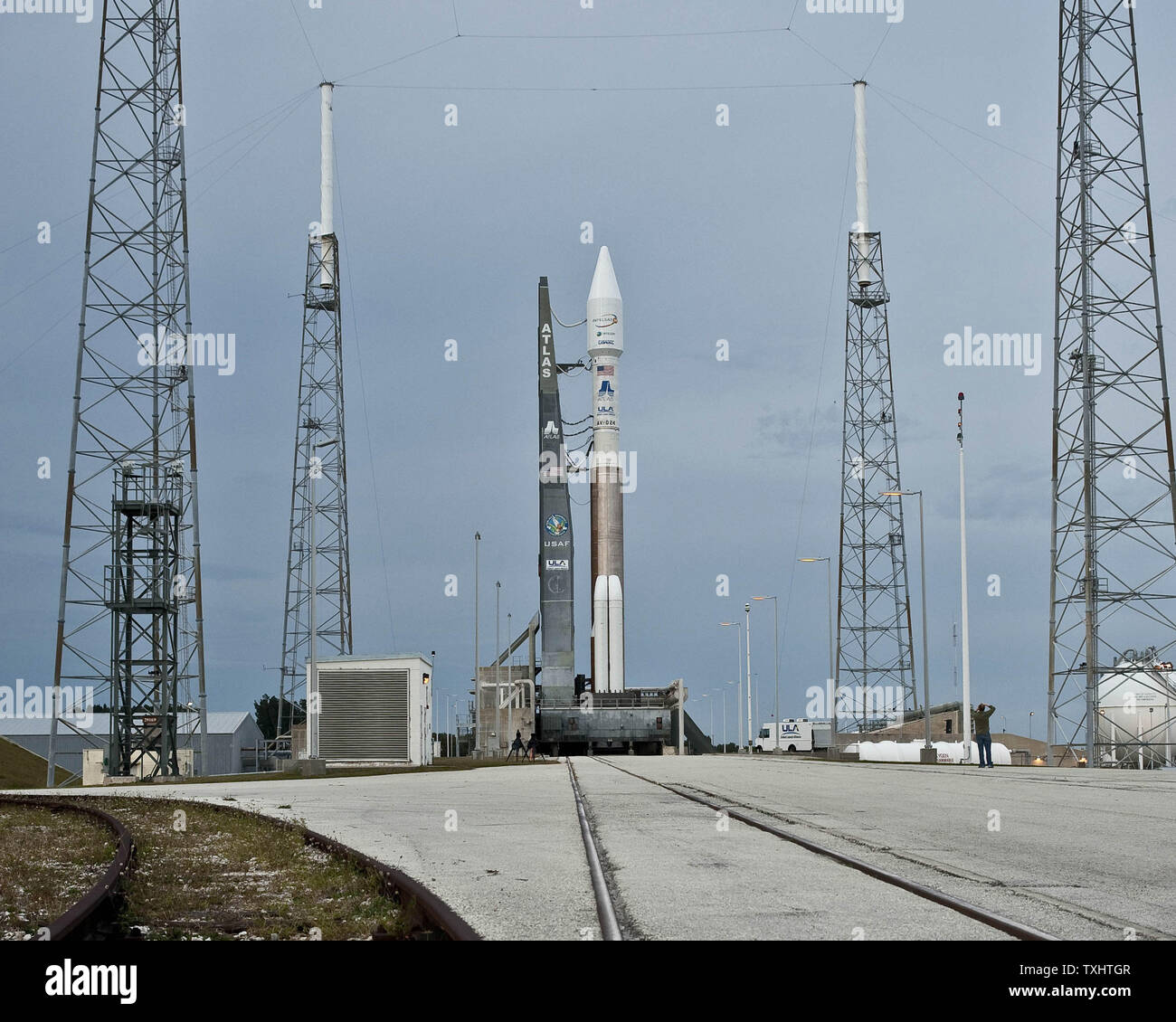 L'Alliance Lancement fusée Atlas V se trouve en équilibre sur l'Ensemble de Lancement de l'espace 41 à Cap Canaveral Air Force Station, en Floride le 22 novembre 2009 que les derniers préparatifs sont faits pour un lancement novembre 23,2009. La 45e Space Wing lancera 14 Intelsat, un satellite de communication commercial. UPI/Marino-Bill Joe Cantrell Banque D'Images