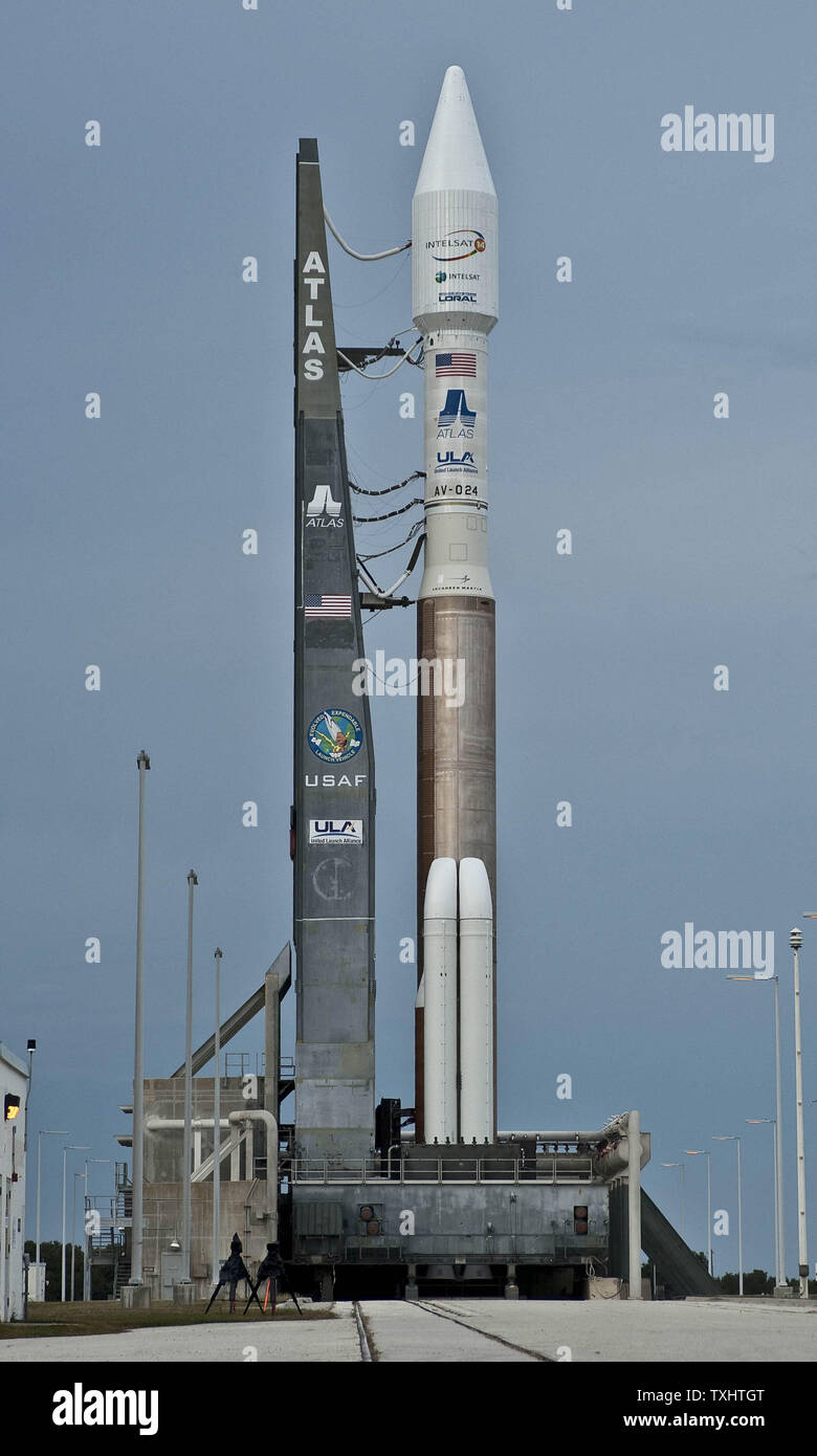 L'Alliance Lancement fusée Atlas V se trouve en équilibre sur l'Ensemble de Lancement de l'espace 41 à Cap Canaveral Air Force Station, en Floride le 22 novembre 2009 que les derniers préparatifs sont faits pour un lancement novembre 23,2009. La 45e Space Wing lancera 14 Intelsat, un satellite de communication commercial. UPI/Marino-Bill Joe Cantrell Banque D'Images