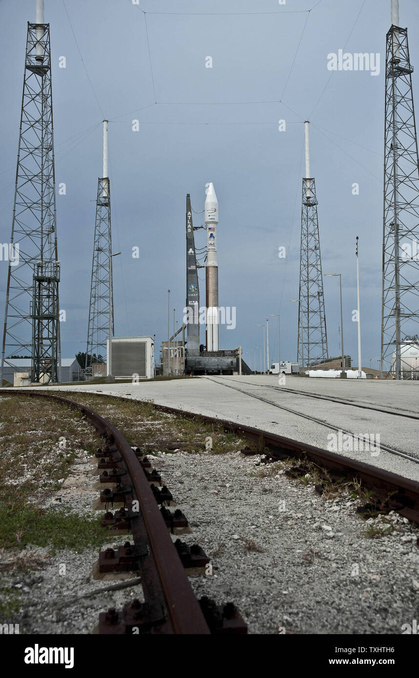 L'Alliance Lancement fusée Atlas V se trouve en équilibre sur l'Ensemble de Lancement de l'espace 41 à Cap Canaveral Air Force Station, en Floride le 22 novembre 2009 que les derniers préparatifs sont faits pour un lancement novembre 23,2009. La 45e Space Wing lancera 14 Intelsat, un satellite de communication commercial. UPI/Marino-Bill Joe Cantrell Banque D'Images