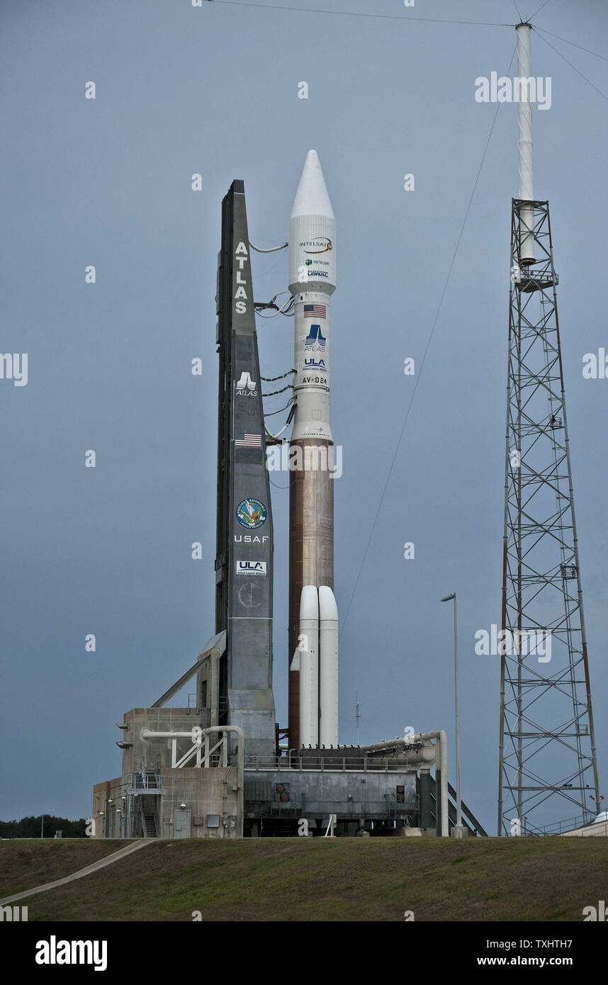 L'Alliance Lancement fusée Atlas V se trouve en équilibre sur l'Ensemble de Lancement de l'espace 41 à Cap Canaveral Air Force Station, en Floride le 22 novembre 2009 que les derniers préparatifs sont faits pour un lancement novembre 23,2009. La 45e Space Wing lancera 14 Intelsat, un satellite de communication commercial. UPI/Marino-Bill Joe Cantrell Banque D'Images