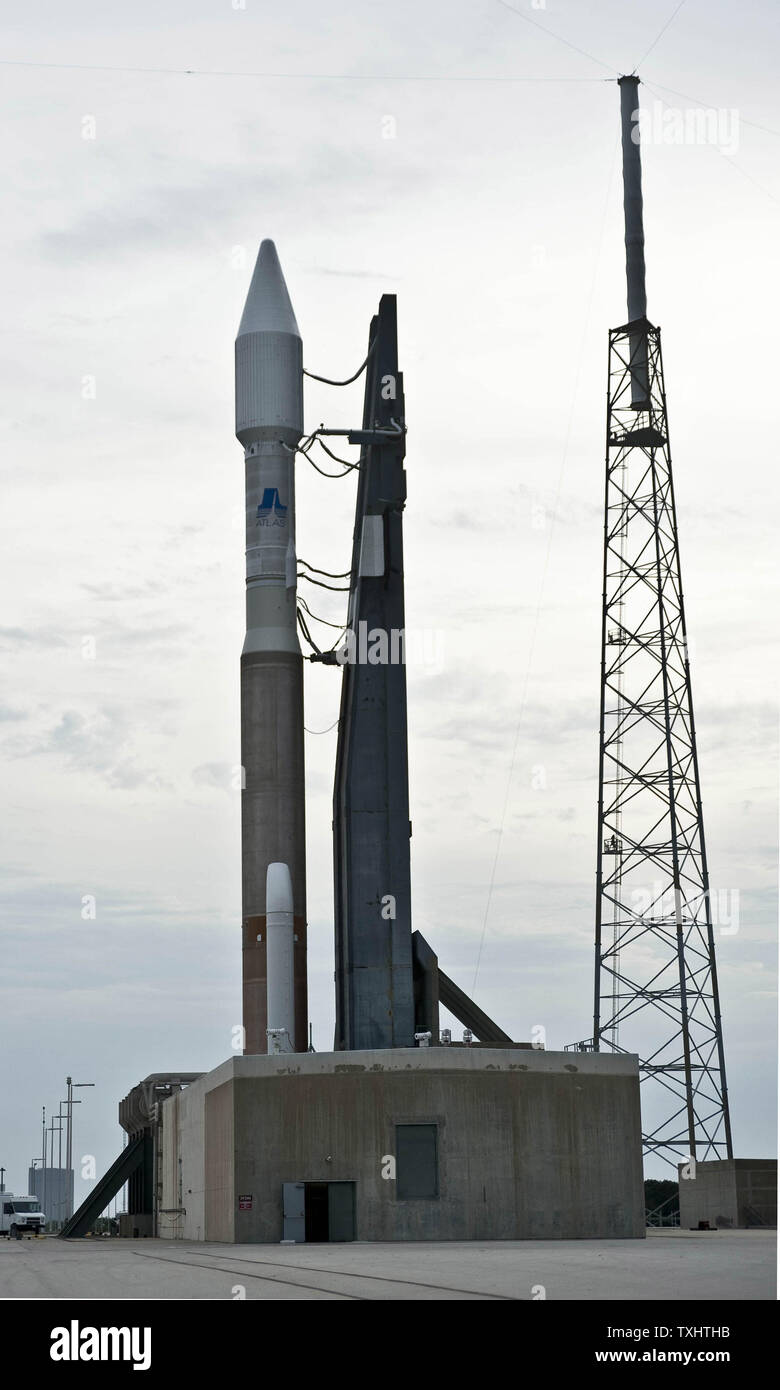 L'Alliance Lancement fusée Atlas V se trouve en équilibre sur l'Ensemble de Lancement de l'espace 41 à Cap Canaveral Air Force Station, en Floride le 22 novembre 2009 que les derniers préparatifs sont faits pour un lancement novembre 23,2009. La 45e Space Wing lancera 14 Intelsat, un satellite de communication commercial. UPI/Marino-Bill Joe Cantrell Banque D'Images