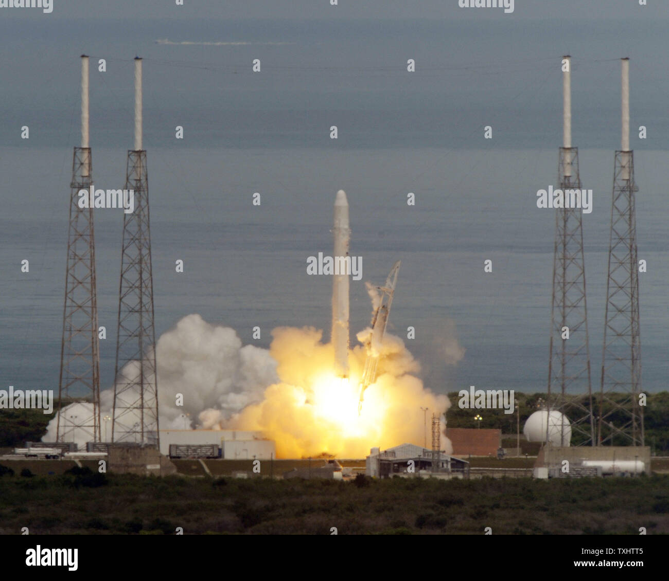 SpaceX's dernière génération de véhicules, la fusée Falcon 9, se soulève sur son premier vol d'essai à 2:45 PM de 40 complexes à la base aérienne de Cap Canaveral, Floride le 4 juin 2010. SpaceX Falcon 9 plans pour le devenir le pilier de la NASA pour les programmes de vols habités et non habités à la Station spatiale internationale. SpaceX a obtenu un contrat de 1,6 milliard de dollars pour fournir des avions de la NASA avec douze missions d'approvisionnement du fret. Il espère être en mesure d'appuyer également la capacité de la NASA avec vol habité en 2015 à la suite du président Obama en direction de placer le programme entre les mains de fournisseurs de services commerciaux Banque D'Images