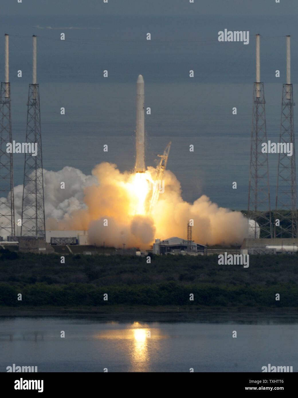 SpaceX's dernière génération de véhicules, la fusée Falcon 9, se soulève sur son premier vol d'essai à 2:45 PM de 40 complexes à la base aérienne de Cap Canaveral, Floride le 4 juin 2010. SpaceX Falcon 9 plans pour le devenir le pilier de la NASA pour les programmes de vols habités et non habités à la Station spatiale internationale. SpaceX a obtenu un contrat de 1,6 milliard de dollars pour fournir des avions de la NASA avec douze missions d'approvisionnement du fret. Il espère être en mesure d'appuyer également la capacité de la NASA avec vol habité en 2015 à la suite du président Obama en direction de placer le programme entre les mains de fournisseurs de services commerciaux Banque D'Images