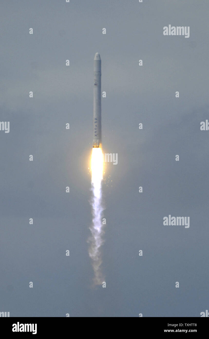 SpaceX's dernière génération de véhicules, la fusée Falcon 9, se soulève sur son premier vol d'essai à 2:45 PM de 40 complexes à la base aérienne de Cap Canaveral, Floride le 4 juin 2010. SpaceX Falcon 9 plans pour le devenir le pilier de la NASA pour les programmes de vols habités et non habités à la Station spatiale internationale. SpaceX a obtenu un contrat de 1,6 milliard de dollars pour fournir des avions de la NASA avec douze missions d'approvisionnement du fret. Il espère être en mesure d'appuyer également la capacité de la NASA avec vol habité en 2015 à la suite du président Obama en direction de placer le programme entre les mains de fournisseurs de services commerciaux Banque D'Images