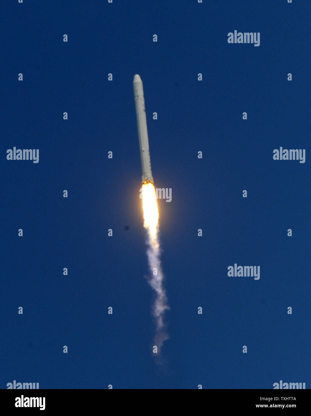SpaceX's dernière génération de véhicules, la fusée Falcon 9, se soulève sur son premier vol d'essai à 2:45 PM de 40 complexes à la base aérienne de Cap Canaveral, Floride le 4 juin 2010. SpaceX Falcon 9 plans pour le devenir le pilier de la NASA pour les programmes de vols habités et non habités à la Station spatiale internationale. SpaceX a obtenu un contrat de 1,6 milliard de dollars pour fournir des avions de la NASA avec douze missions d'approvisionnement du fret. Il espère être en mesure d'appuyer également la capacité de la NASA avec vol habité en 2015 à la suite du président Obama en direction de placer le programme entre les mains de fournisseurs de services commerciaux Banque D'Images