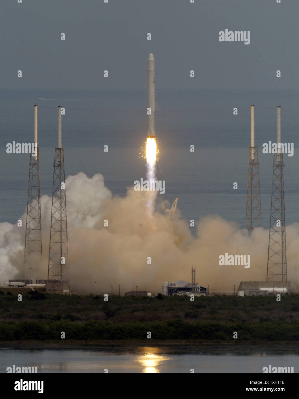 SpaceX's dernière génération de véhicules, la fusée Falcon 9, se soulève sur son premier vol d'essai à 2:45 PM de 40 complexes à la base aérienne de Cap Canaveral, Floride le 4 juin 2010. SpaceX Falcon 9 plans pour le devenir le pilier de la NASA pour les programmes de vols habités et non habités à la Station spatiale internationale. SpaceX a obtenu un contrat de 1,6 milliard de dollars pour fournir des avions de la NASA avec douze missions d'approvisionnement du fret. Il espère être en mesure d'appuyer également la capacité de la NASA avec vol habité en 2015 à la suite du président Obama en direction de placer le programme entre les mains de fournisseurs de services commerciaux Banque D'Images