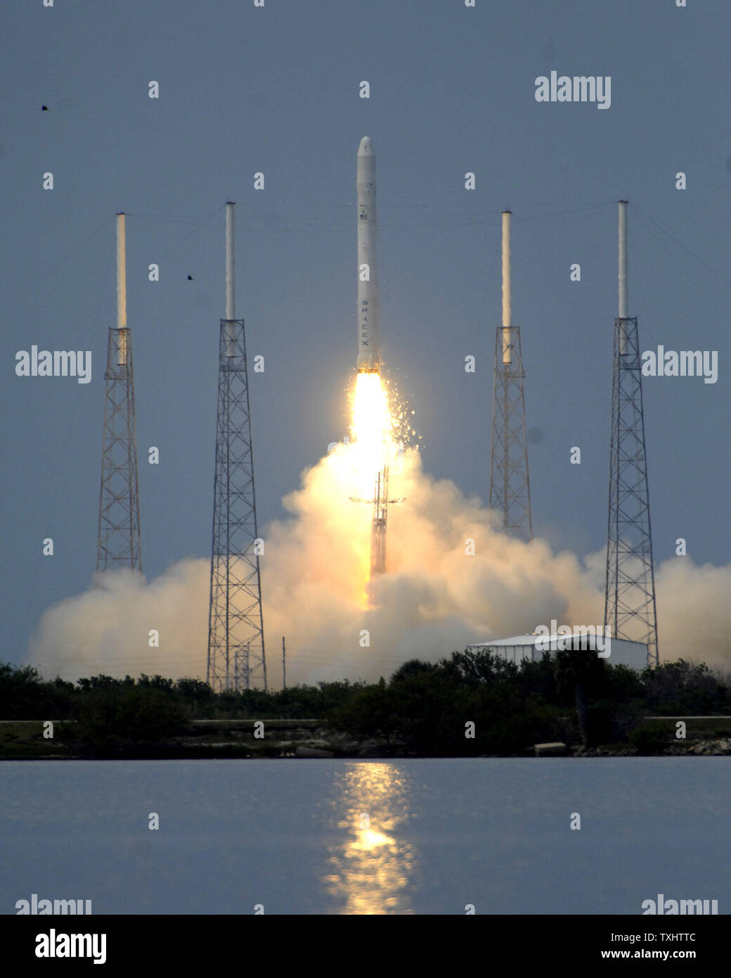 SpaceX's dernière génération de véhicules, la fusée Falcon 9, se soulève sur son premier vol d'essai à 2:45 PM de 40 complexes à la base aérienne de Cap Canaveral, Floride le 4 juin 2010. SpaceX Falcon 9 plans pour le devenir le pilier de la NASA pour les programmes de vols habités et non habités à la Station spatiale internationale. SpaceX a obtenu un contrat de 1,6 milliard de dollars pour fournir des avions de la NASA avec douze missions d'approvisionnement du fret. Il espère être en mesure d'appuyer également la capacité de la NASA avec vol habité en 2015 à la suite du président Obama en direction de placer le programme entre les mains de fournisseurs de services commerciaux Banque D'Images