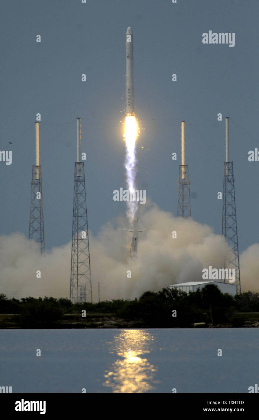 SpaceX's dernière génération de véhicules, la fusée Falcon 9, se soulève sur son premier vol d'essai à 2:45 PM de 40 complexes à la base aérienne de Cap Canaveral, Floride le 4 juin 2010. SpaceX Falcon 9 plans pour le devenir le pilier de la NASA pour les programmes de vols habités et non habités à la Station spatiale internationale. SpaceX a obtenu un contrat de 1,6 milliard de dollars pour fournir des avions de la NASA avec douze missions d'approvisionnement du fret. Il espère être en mesure d'appuyer également la capacité de la NASA avec vol habité en 2015 à la suite du président Obama en direction de placer le programme entre les mains de fournisseurs de services commerciaux Banque D'Images