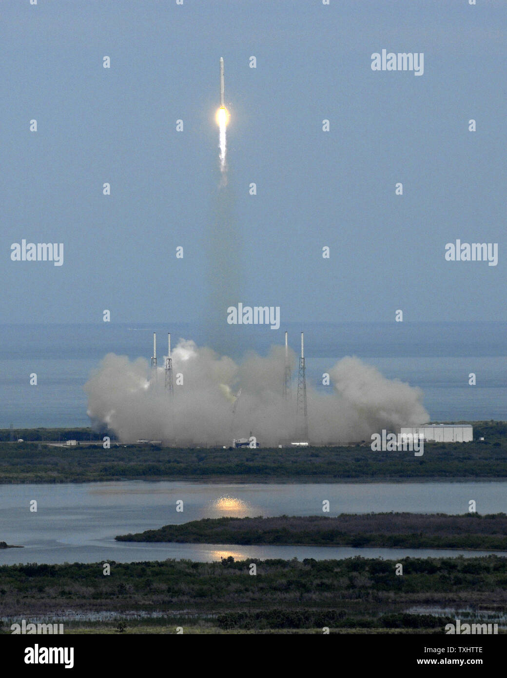 SpaceX's dernière génération de véhicules, la fusée Falcon 9, se soulève sur son premier vol d'essai à 2:45 PM de 40 complexes à la base aérienne de Cap Canaveral, Floride le 4 juin 2010. SpaceX Falcon 9 plans pour le devenir le pilier de la NASA pour les programmes de vols habités et non habités à la Station spatiale internationale. SpaceX a obtenu un contrat de 1,6 milliard de dollars pour fournir des avions de la NASA avec douze missions d'approvisionnement du fret. Il espère être en mesure d'appuyer également la capacité de la NASA avec vol habité en 2015 à la suite du président Obama en direction de placer le programme entre les mains de fournisseurs de services commerciaux Banque D'Images