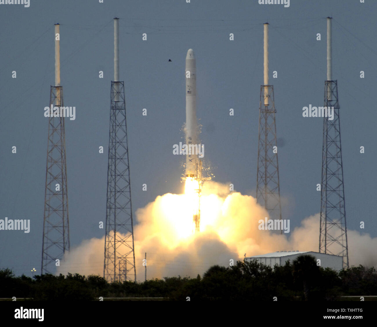 SpaceX's dernière génération de véhicules, la fusée Falcon 9, se soulève sur son premier vol d'essai à 2:45 PM de 40 complexes à la base aérienne de Cap Canaveral, Floride le 4 juin 2010. SpaceX Falcon 9 plans pour le devenir le pilier de la NASA pour les programmes de vols habités et non habités à la Station spatiale internationale. SpaceX a obtenu un contrat de 1,6 milliard de dollars pour fournir des avions de la NASA avec douze missions d'approvisionnement du fret. Il espère être en mesure d'appuyer également la capacité de la NASA avec vol habité en 2015 à la suite du président Obama en direction de placer le programme entre les mains de fournisseurs de services commerciaux Banque D'Images