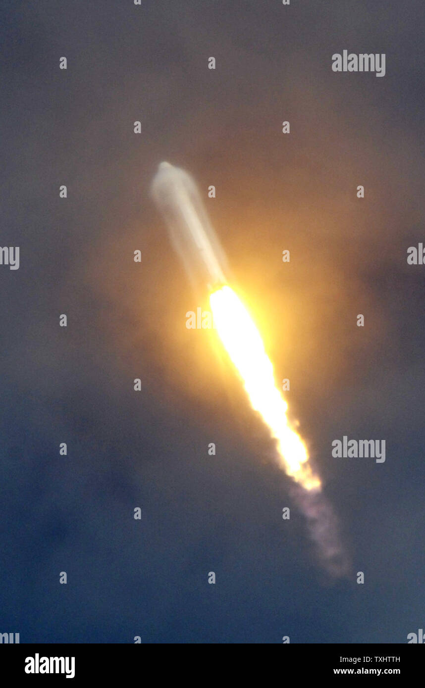 SpaceX's dernière génération de véhicules, la fusée Falcon 9, se soulève sur son premier vol d'essai à 2:45 PM de 40 complexes à la base aérienne de Cap Canaveral, Floride le 4 juin 2010. SpaceX Falcon 9 plans pour le devenir le pilier de la NASA pour les programmes de vols habités et non habités à la Station spatiale internationale. SpaceX a obtenu un contrat de 1,6 milliard de dollars pour fournir des avions de la NASA avec douze missions d'approvisionnement du fret. Il espère être en mesure d'appuyer également la capacité de la NASA avec vol habité en 2015 à la suite du président Obama en direction de placer le programme entre les mains de fournisseurs de services commerciaux Banque D'Images