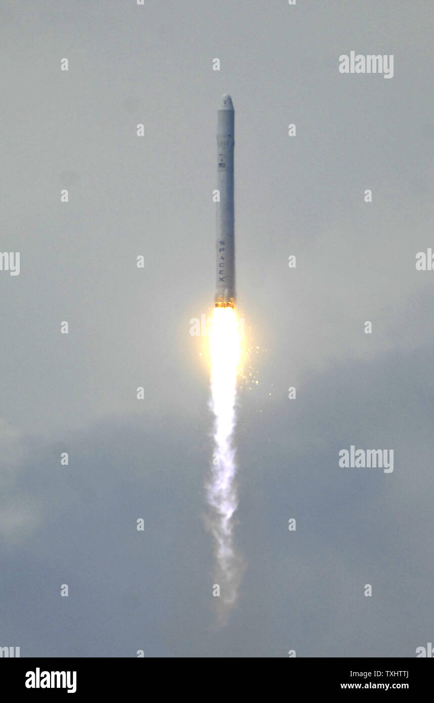 SpaceX's dernière génération de véhicules, la fusée Falcon 9, se soulève sur son premier vol d'essai à 2:45 PM de 40 complexes à la base aérienne de Cap Canaveral, Floride le 4 juin 2010. SpaceX Falcon 9 plans pour le devenir le pilier de la NASA pour les programmes de vols habités et non habités à la Station spatiale internationale. SpaceX a obtenu un contrat de 1,6 milliard de dollars pour fournir des avions de la NASA avec douze missions d'approvisionnement du fret. Il espère être en mesure d'appuyer également la capacité de la NASA avec vol habité en 2015 à la suite du président Obama en direction de placer le programme entre les mains de fournisseurs de services commerciaux Banque D'Images