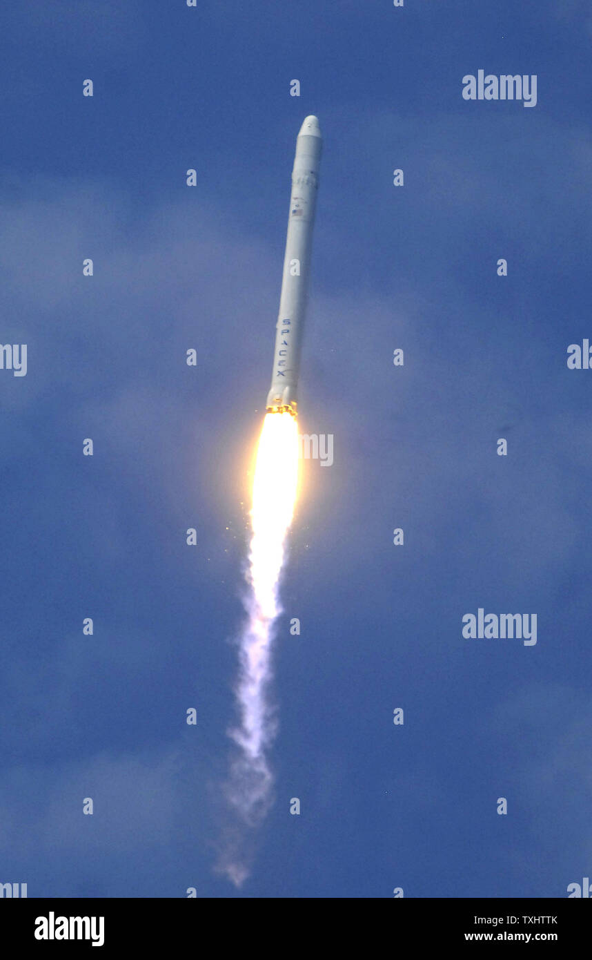 SpaceX's dernière génération de véhicules, la fusée Falcon 9, se soulève sur son premier vol d'essai à 2:45 PM de 40 complexes à la base aérienne de Cap Canaveral, Floride le 4 juin 2010. SpaceX Falcon 9 plans pour le devenir le pilier de la NASA pour les programmes de vols habités et non habités à la Station spatiale internationale. SpaceX a obtenu un contrat de 1,6 milliard de dollars pour fournir des avions de la NASA avec douze missions d'approvisionnement du fret. Il espère être en mesure d'appuyer également la capacité de la NASA avec vol habité en 2015 à la suite du président Obama en direction de placer le programme entre les mains de fournisseurs de services commerciaux Banque D'Images