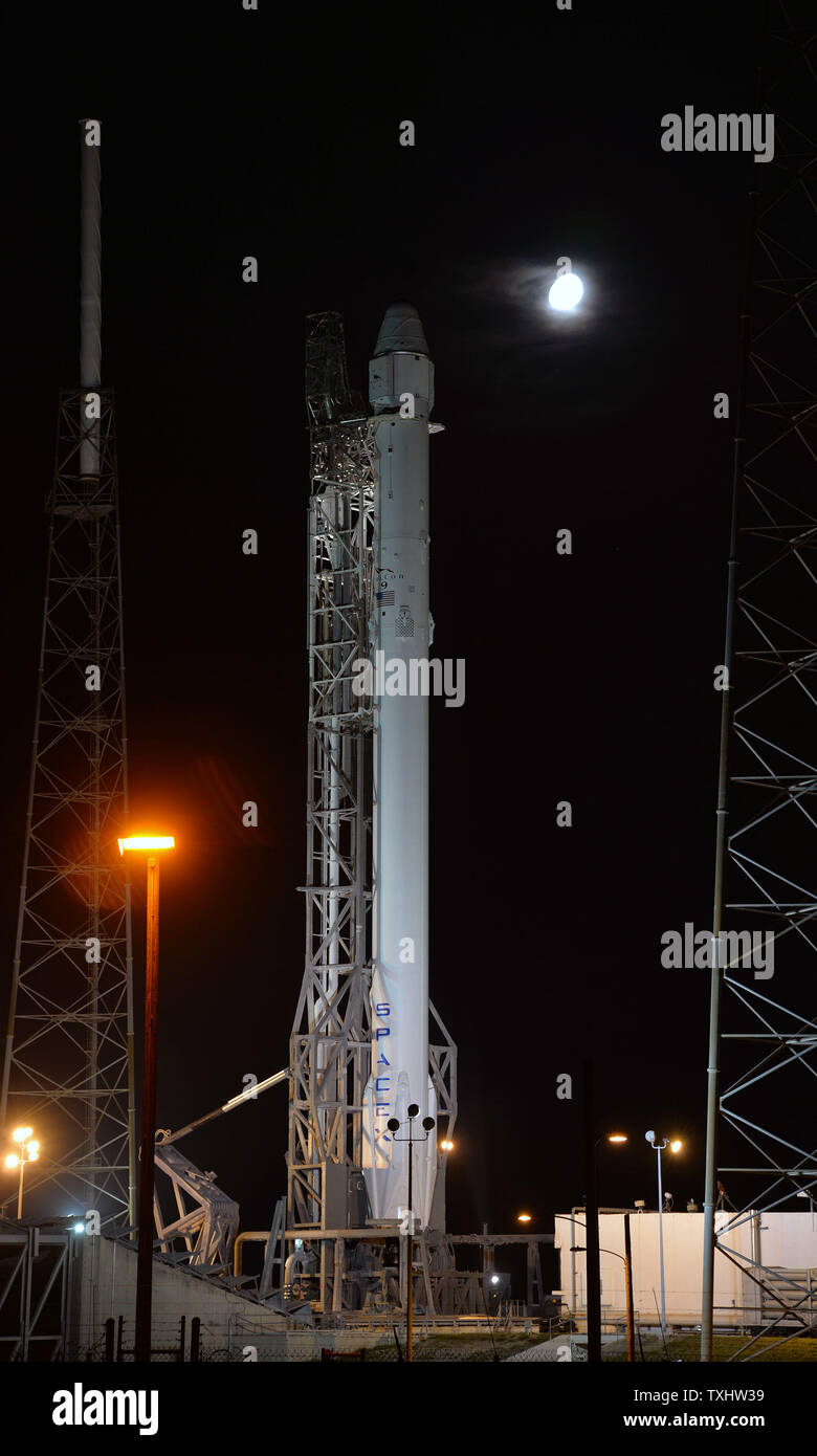 La fusée Falcon 9 SpacEx est prêt pour lancer le complexe de lancement 40 à la base aérienne de Cap Canaveral, Floride le 28 juin 2015. Le véhicule doit passer le spatial dragon à la Station spatiale internationale à 10:21 am aujourd'hui pour la NASA. Falcon sera augmenter d'environ 4 000 livres de dispositions pour l'équipage, les pièces de rechange pour la station ainsi qu'un certain nombre d'expériences scientifiques qui seront menées à partir du laboratoire en orbite. Photo par Joe Marino-Bill Cantrell/UPI Banque D'Images