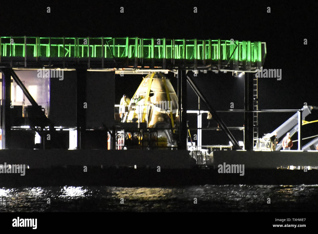 L'équipage SpaceX Dragon spacecraft se trouve sur le pont du navire de l'entreprise 'Aller Searcher' comme il arrive à Port Canaveral près de la base aérienne de Cap Canaveral, Floride le 9 mars 2019. L'engin spatial qui a achevé sa mission 'Demo 1' à la Station spatiale internationale sera rénové pour son prochain test, impliquant la capacité du vaisseau à se retirer d'un défaut de rocket pendant le lancement. Le test est est prévue en juin. Si tout va bien, et la NASA SpaceX va lancer les astronautes américains à partir du Centre Spatial Kennedy plus tard cette année. .Photo par Joe Marino/UPI Banque D'Images