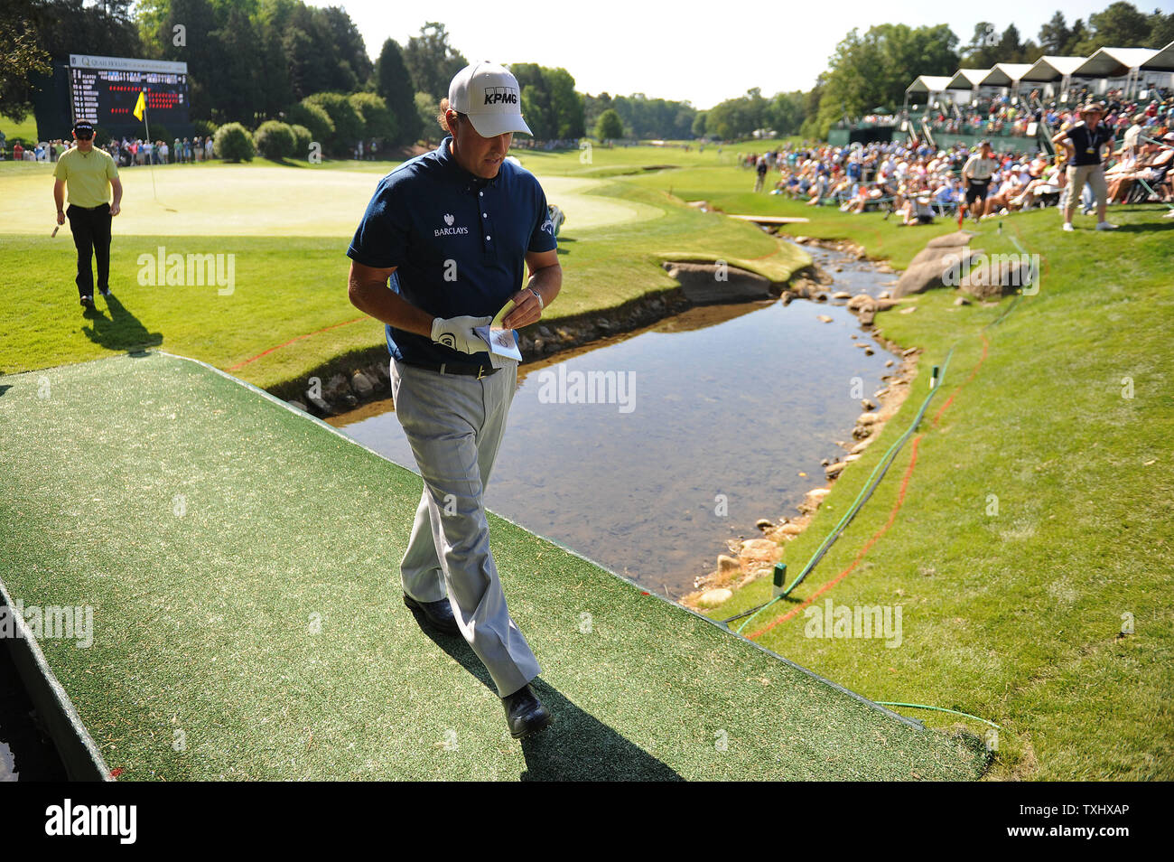 Phil Mickelson quitte le 18ème green au cours de la deuxième série de la Tournoi Quail Hollow à Charlotte, Caroline du Nord le 30 avril 2010. UPI/Kevin Dietsch Banque D'Images