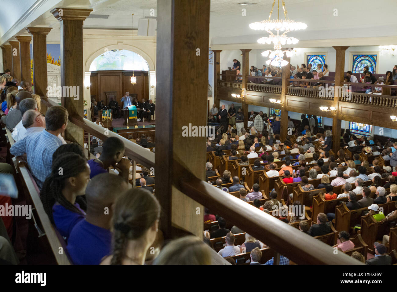 Des centaines d'habitants se rassemblent pour une veillée de prière à l'extérieur de l'église d'AME Morris Brown à Charleston, Caroline du Sud le 18 juin 2015. La Veillée a réuni des centaines était en l'honneur des neuf personnes tuées par un tireur isolé à la mère Emanuel African Methodist Episcopal Church le 17 juin 2015. Le suspect a été capturé. Photo par Gillian Ellis/UPI Banque D'Images