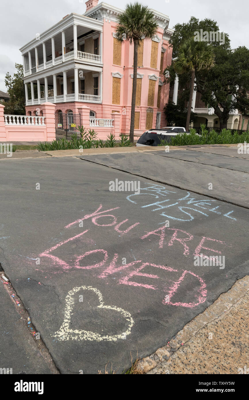 Un message à la population locale à gauche sur la promenade le long de l'historique de la batterie Charleston Harbor comme l'ouragan Florence s'approche de la côte de la Caroline, le 13 septembre 2018 à Charleston, Caroline du Sud. Un ordre d'évacuation obligatoire reste en vigueur pour la côte, mais au moins la moitié des habitants de Charleston sont soupçonnés d'avoir séjourné comme la tempête perd en intensité. Photo de Richard Ellis/UPI Banque D'Images