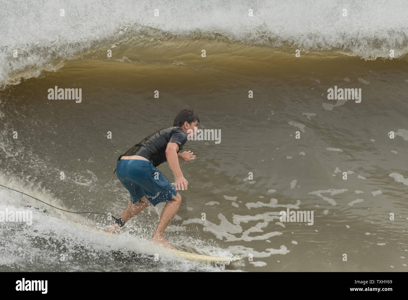 Un surfer rides l'augmentation gonfle comme l'ouragan Florence s'approche de la côte de la Caroline, le 13 septembre 2018 dans la région de Folly Beach en Caroline du Sud. Un ordre d'évacuation obligatoire reste en vigueur pour la côte, mais au moins la moitié des habitants de Charleston sont soupçonnés d'avoir séjourné comme la tempête perd en intensité. Photo de Richard Ellis/UPI Banque D'Images
