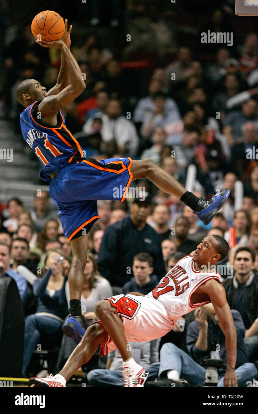 New York Knicks guard Jamal Crawford, gauche, charges sur les Chicago Bulls guard Chris Duhon, droite, au cours du quatrième trimestre à Chicago le 28 novembre 2006. Crawford a été appelé pour une offensive foul sur le jeu. Les Bulls ont remporté 102-85. (Photo d'UPI/Brian Kersey) Banque D'Images
