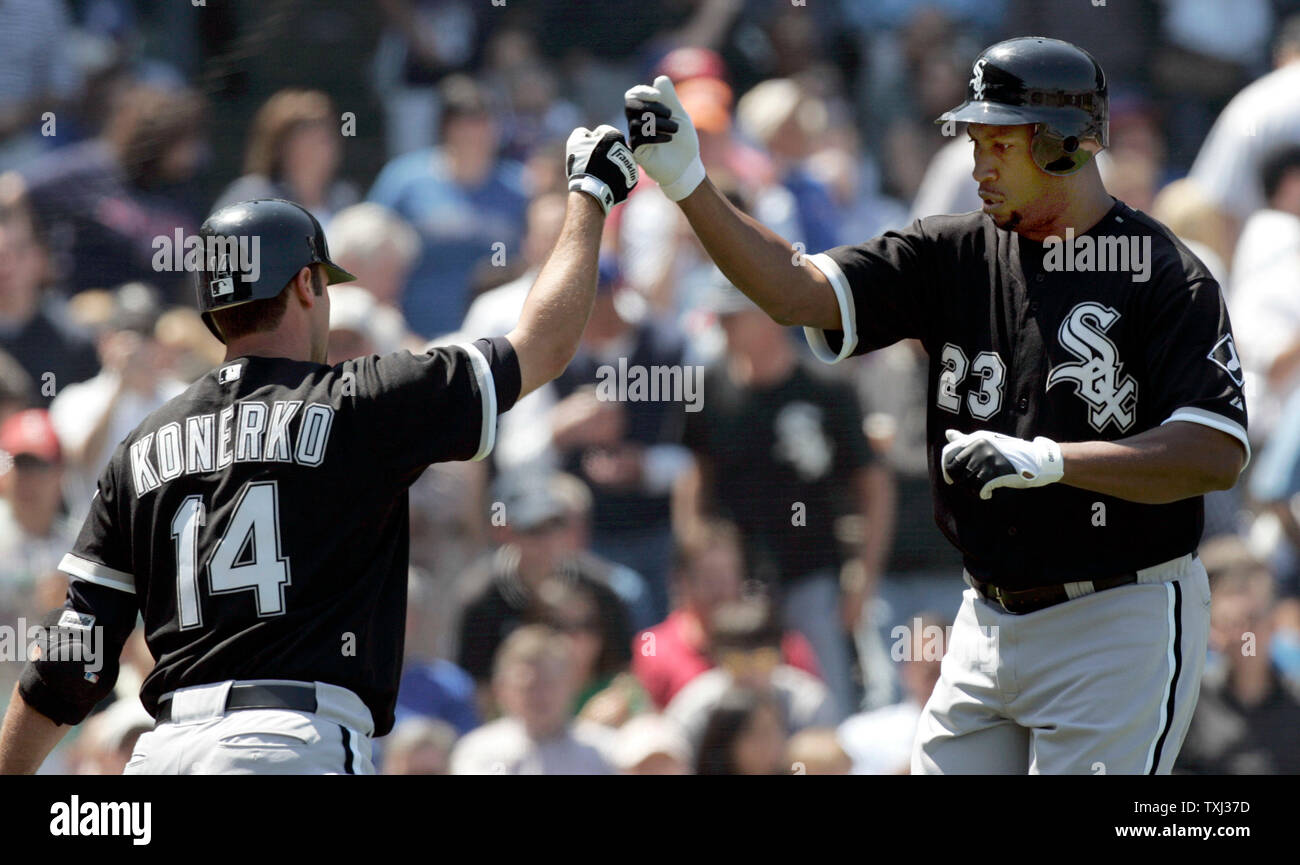 White Sox de Chicago droit fielder Jermaine Dye (23) est félicité à la maison par son coéquipier Paul Konerko (14) après avoir frappé un home run solo off de lanceur partant des Cubs de Chicago Ted Lilly à Wrigley Field de Chicago le 18 mai 2007. (UPI Photo/Mark Cowan) Banque D'Images