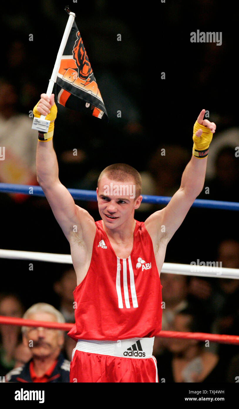 England's Frankie Gavin célèbre sa victoire 18-10 sur Domenico Valentino de l'Italie dans le combat de championnat de 60kg les Championnats du Monde de Boxe AIBA à l'UIC Pavilion à Chicago le 3 novembre 2007. (UPI Photo/Mark Cowan) Banque D'Images