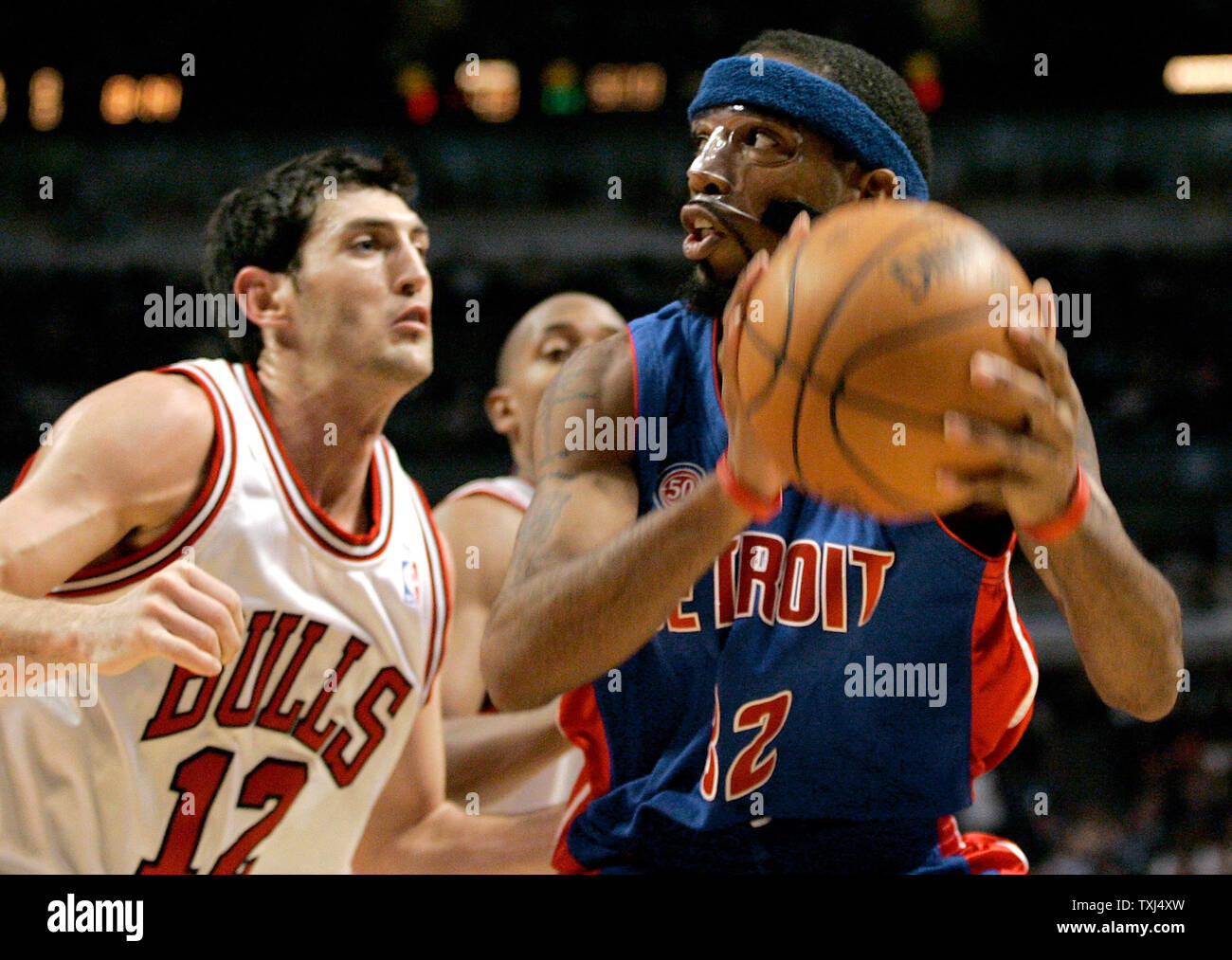 Detroit Pistons' Richard Hamilton (R) ressemble à abattre des Chicago Bulls Kirk Hinrich (12) défend au cours du deuxième trimestre à Chicago le 8 novembre 2007. (Photo d'UPI/Brian Kersey) Banque D'Images